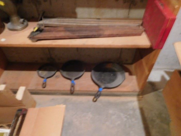 cast  iron  cookware(as  shown)
