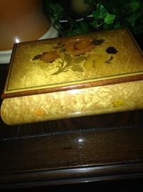  Italian music box with inlaid wood (plays "Isle of Capri")