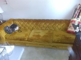 Very cool 9 ft retro gold velvet sofa set
Includes love seat too.. $400