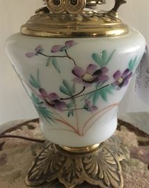Electric oil lamp with violets