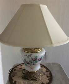 Electric oil lamp with violets