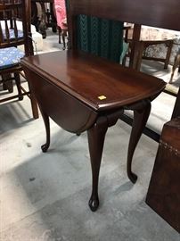 Side table that opens to oval 2'