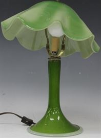 LOT #7568 - GREEN ART GLASS TABLE LAMP, 13.5" H