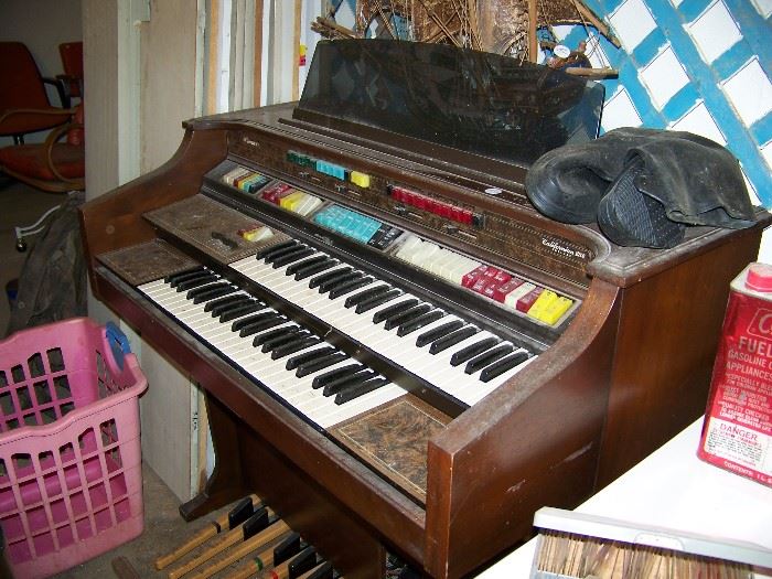 Old organ. Not sure of working condition
