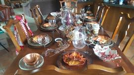 Dining room table & chairs w/two leaves
