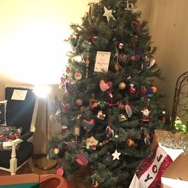 Tons of x-mas decor + xmas tree