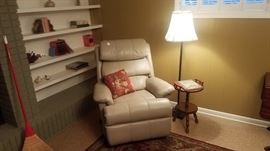 Flexsteel cream/putty leather recliner