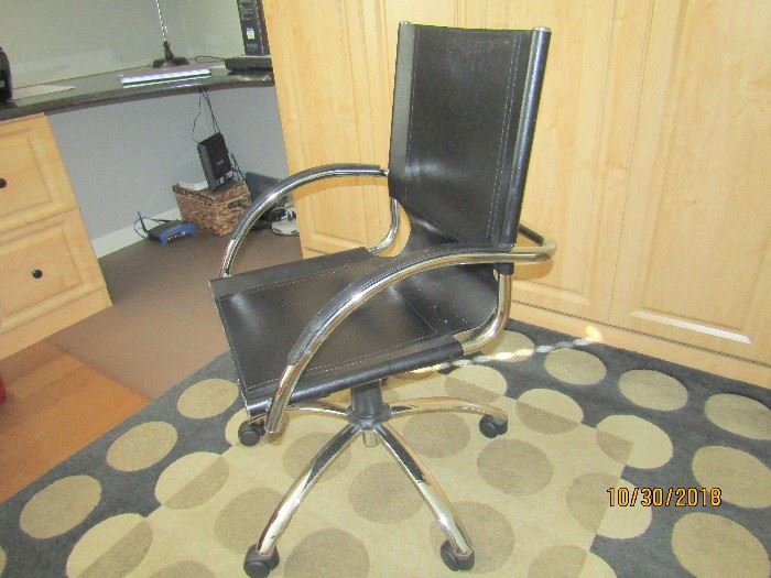BLACK LEATHER OFFICE CHAIR 18X18X36