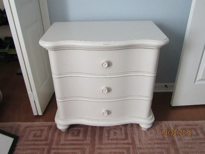 ANTIQUE WHITE STANLEY END TABLE. 27X18X26