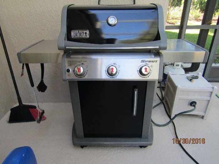 WEBER SPIRIT GRILL 3 BURNERS, WITH GAS TANK AND COVER