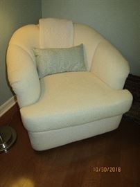 33X31X30 WHITE CREAM  UPHOLSTERED SWIVEL CHAIR