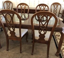 Gorgeous Dining Table w 4 Side Chairs and 2 Arm Chairs