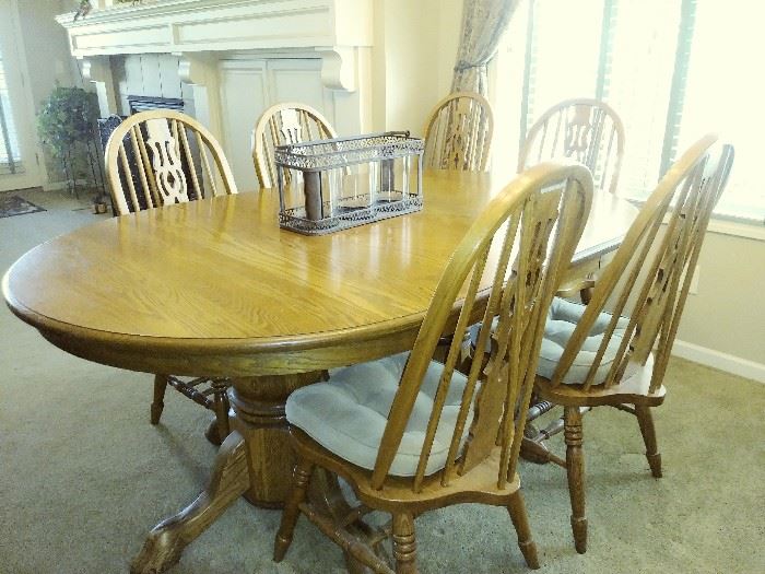 Double pedastal, claw foot dining table w/8 chairs and 2 leaves
