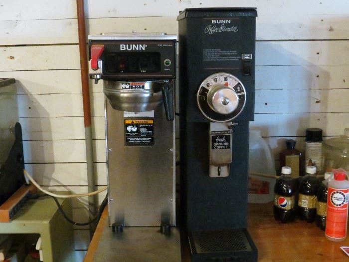 COMMERCIAL COFFEE GRINDER AND BREWER.