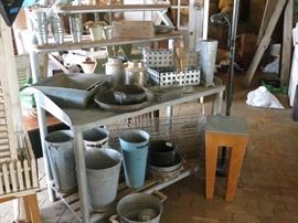 POTTING TABLEWITH ACCESSORIES.