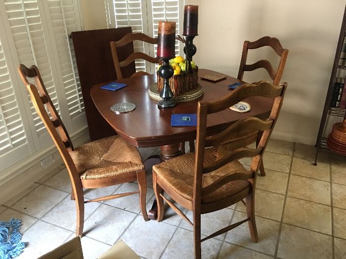 Table w/ 4 chairs plus an insert!
