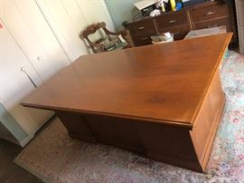beautiful executive desk.excellent condition