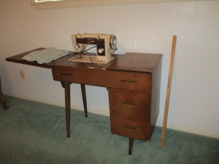Nice Vintage Sewing Machine