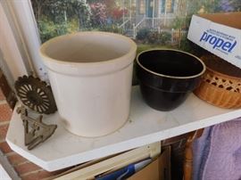 Metal Oil Lamp Stand, Crocks