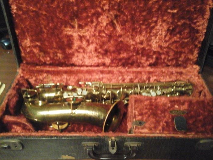 Buescher Alto true tone low pitch saxophone serial number 254620  C 1915 - 1916. Brass ,Pearl buttons.