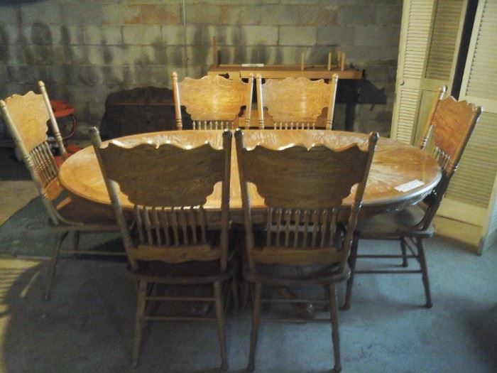 Oak table 1 leaf 6 chairs