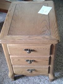 End table
https://ctbids.com/#!/description/share/65299