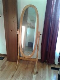 Standing oval mirror https://ctbids.com/#!/description/share/65317