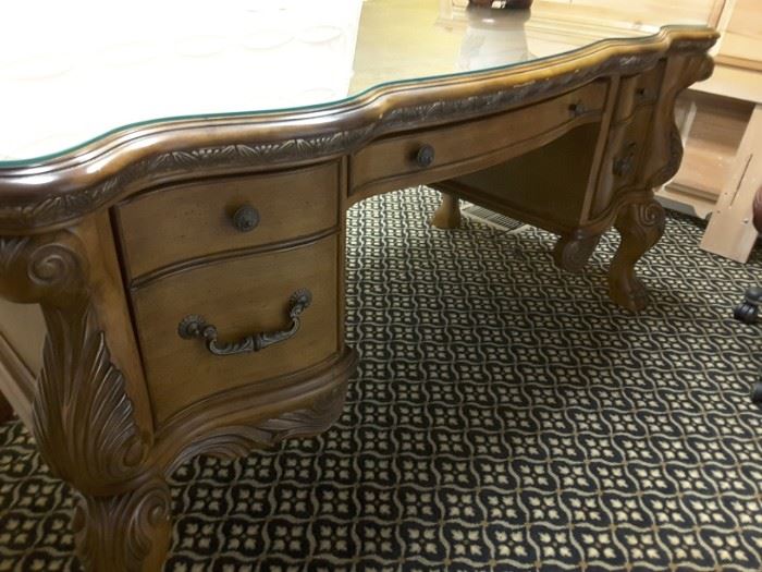 This is a gorgeous executive desk! It has some beautiful features and would be perfect in a commercial office or home office.
