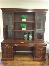 This is a great-looking executive desk in excellent condition