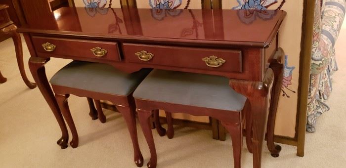 Queen Ann sofa table with 2 beches