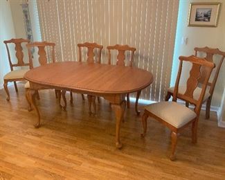 Beautiful oak table with 6 chairs & 2 leaves