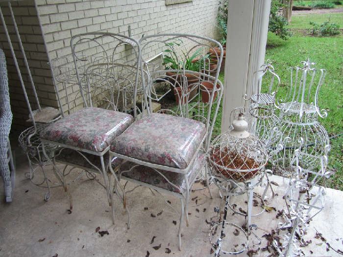 Lots of wrought iron patio / yard items, 4 chairs that are part of a patio set