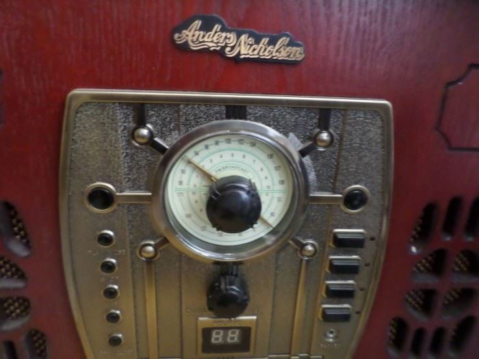 Anders Nicolsen radio and tuntable