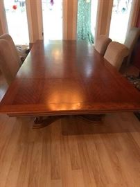 Beautiful DR table with 2 removable leafs on ends. Top looks very mid-century with base a little more traditional.