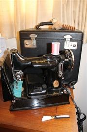 Singer 3-110 Featherweight With Case
