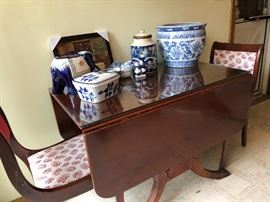 Beautiful blue and white china vessels, puts, vases, figurines