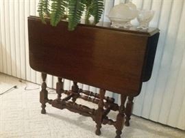 Gate leg drop leaf table