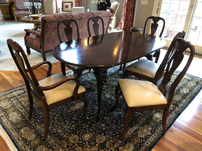 Queen Ann style dining table w/leaf and 6 chairs