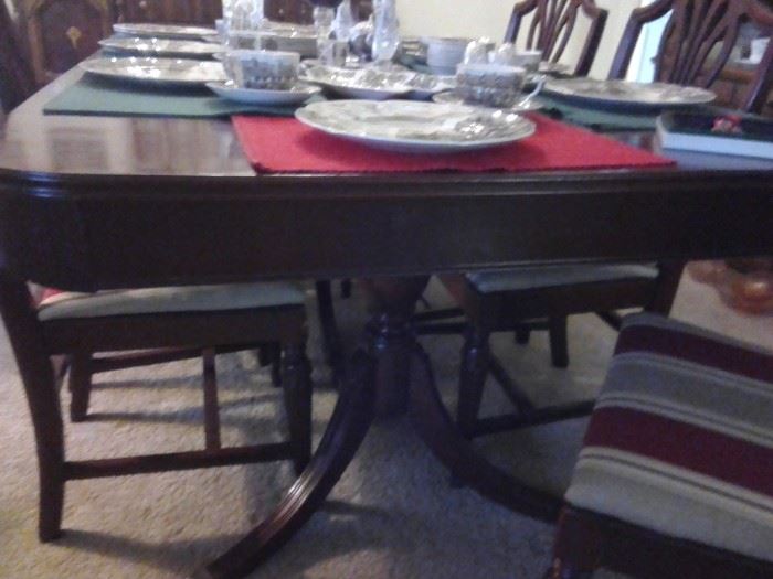 Mahogany Duncan Fife style dining table with six chairs
