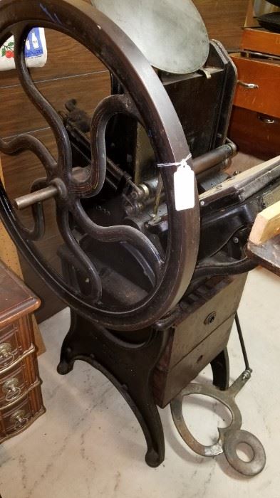 Pearl number 3 printing press. Highly valuable. Does have one broken piece but I have found where you can get replacements. Grades item at a great price.