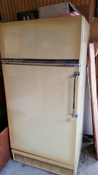 Another vintage refrigerator. Yellow in color but runs well. Come and make a fair offer.