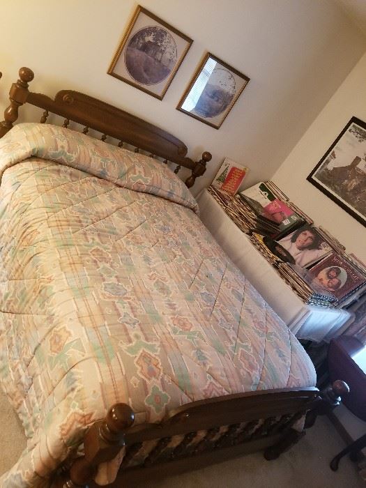 Full/Queen bed