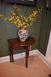 ACCENT TABLE, VASE