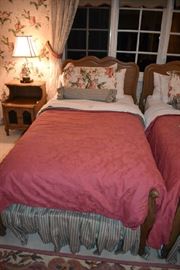 TWIN BED & BEDDING