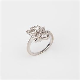 119: 14K DIAMOND RING WITH FLORAL DESIGN