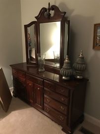 Broyhill Dresser / Mirror $ 424.00