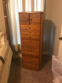 Master Bedroom - Lingerie chest and/or a jewelry chest - swivels
