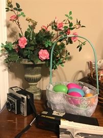 Extra bedroom - decor & vintage cameras