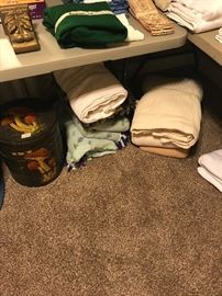 Blankets, sheets, tablecloths & throws