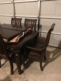 Garage - Beautiful table with 2 leaves and chairs